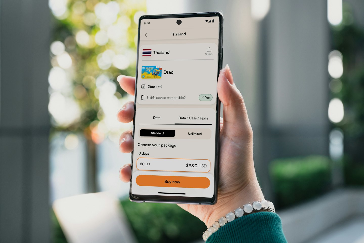 Hand hält Smartphone mit App für mobile Datentarife.
